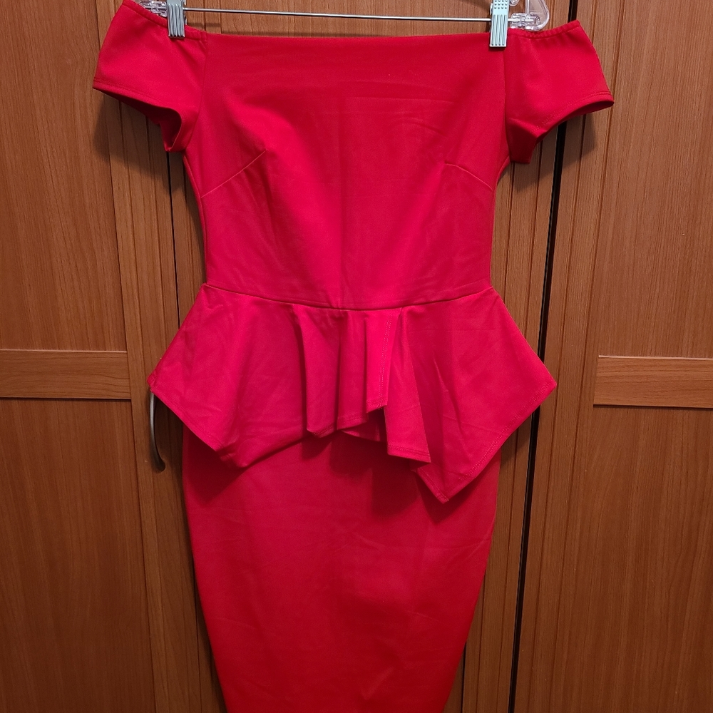 bebe.  Women's off shoulder dress